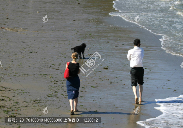 在海灘上散步