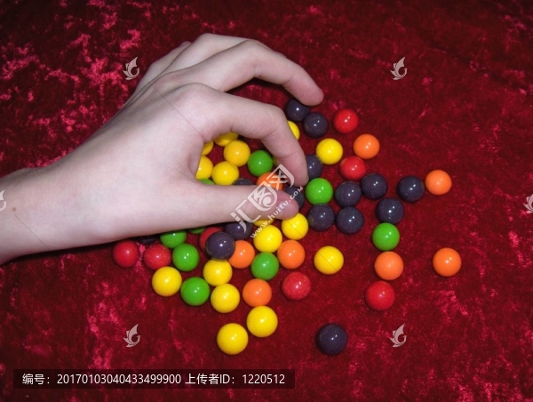 鬼鬼祟祟的糖果