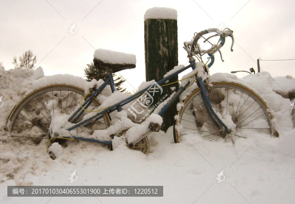 白雪覆蓋的自行車(chē)