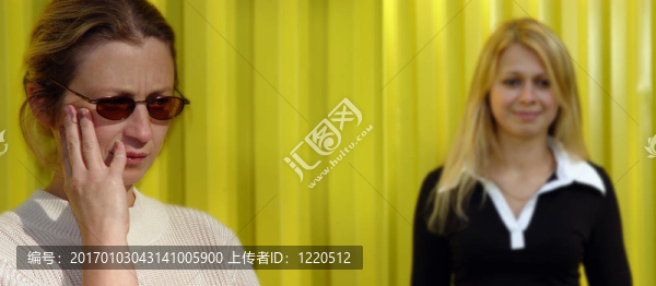 2個金發(fā)女人