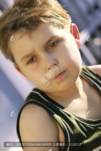 嚴(yán)重的男孩-匯圖網(wǎng) www.fosd68.com 嚴(yán)重的男孩