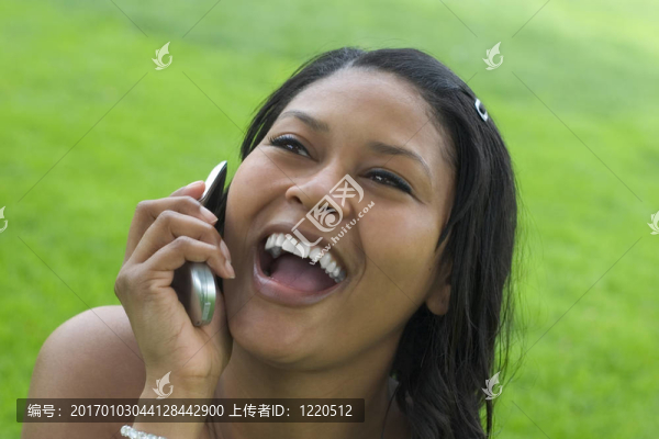 接電話的女子