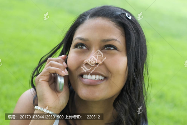 接電話的女子