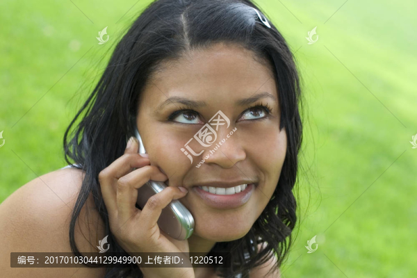 接電話的女子