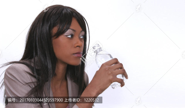 女子的飲用水