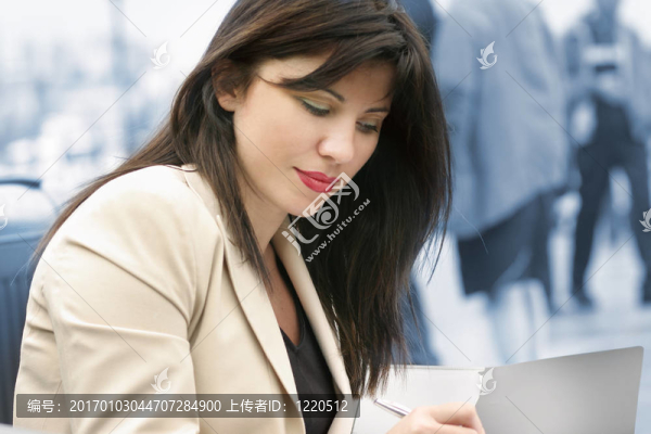女人在工作