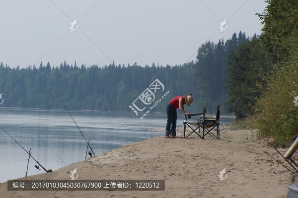 河釣魚