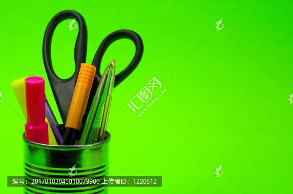 罐中的筆