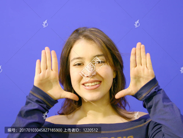 手放在臉上