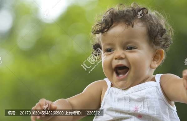 孩子在椅子上