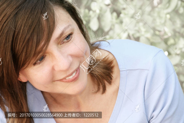 快樂(lè)的成熟的女人