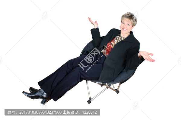 女人在椅子上