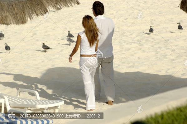 海灘上的情侶