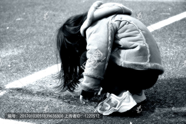蹲著的女孩