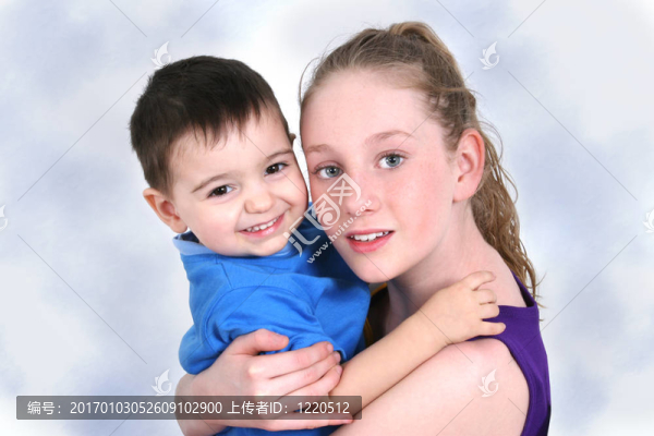 孩子們擁抱