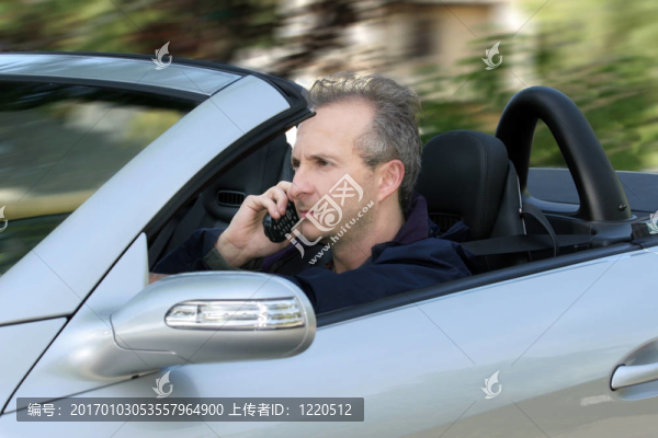駕駛汽車的人