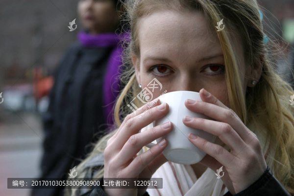 意大利濃咖啡酒吧的女人
