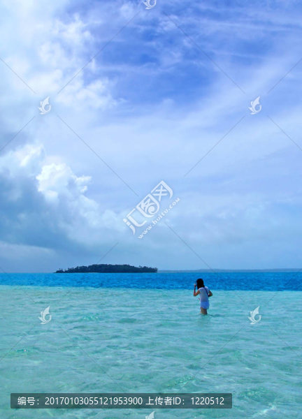 女孩走在潟湖