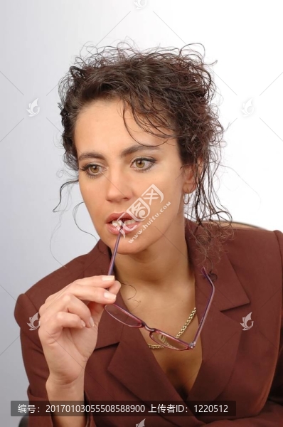 戴眼鏡的女人2