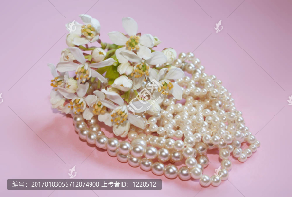 橙色花朵和珍珠