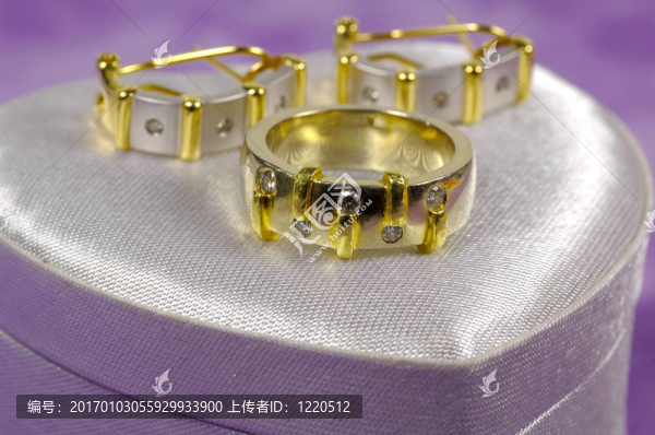 鉆石戒指和耳環(huán)