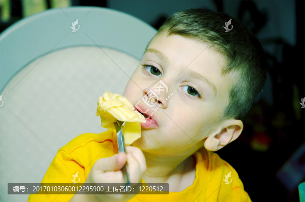 男孩吃3-匯圖網(wǎng) www.fosd68.com 男孩吃3