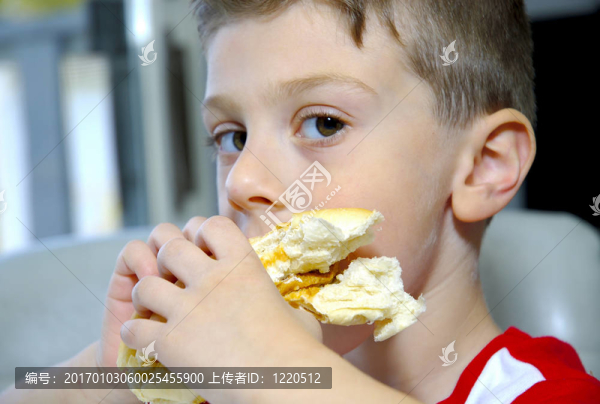 男孩吃三明治