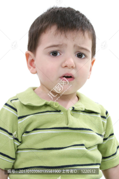 小男孩難過