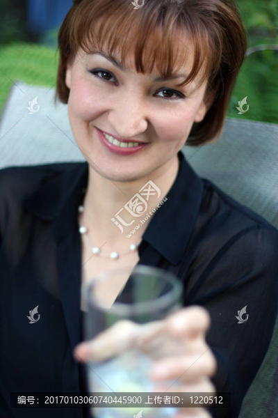 帶玻璃的女孩