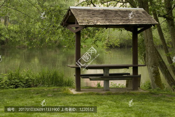 覆蓋的野餐桌