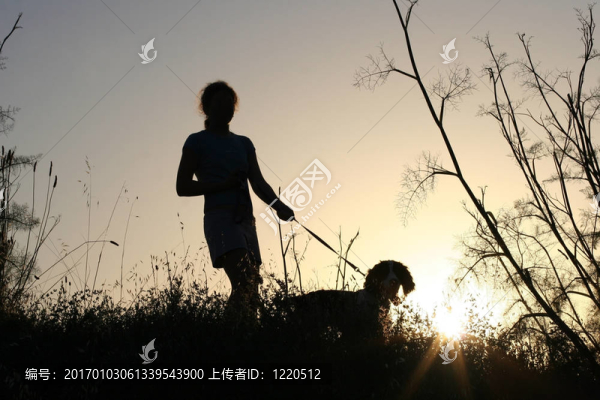 女孩和她的狗