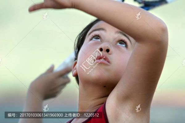 女孩打網(wǎng)球