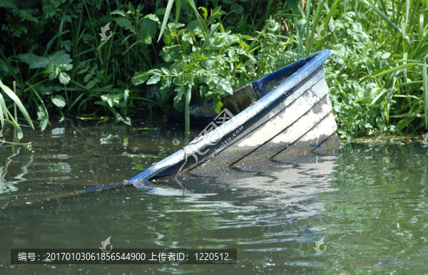 正在下沉的船