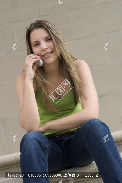 接電話的女子