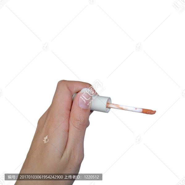 手拿著潤唇膏