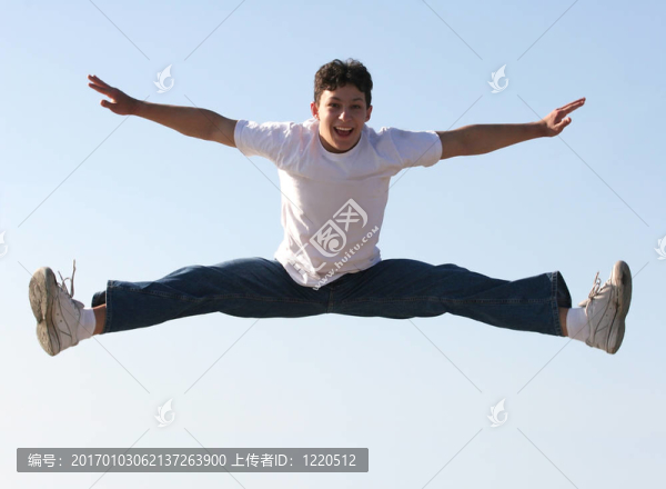 男孩跳