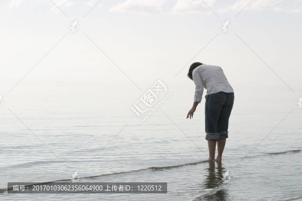 女孩在海邊