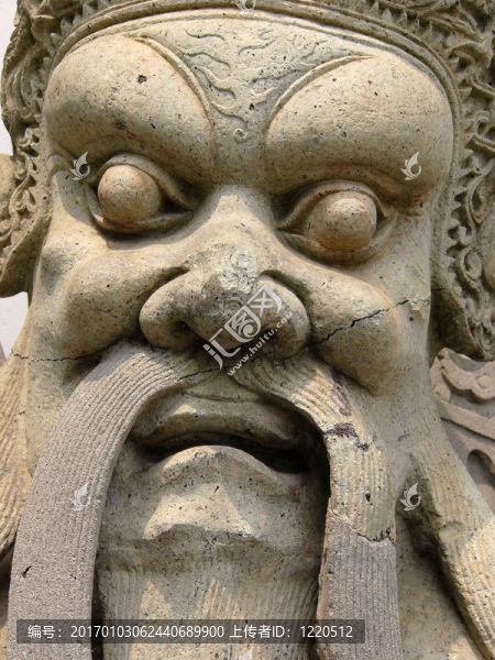 雕像的臉
