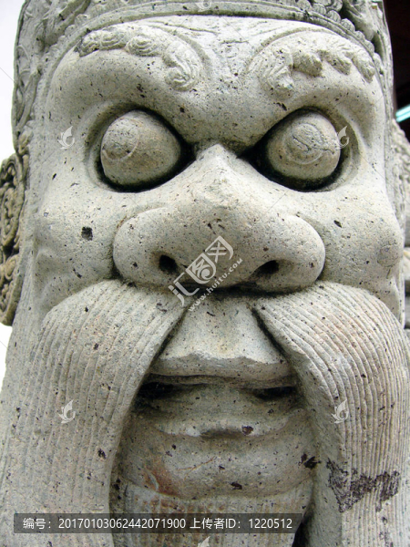 雕像的臉