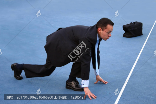藍(lán)色賽道上的比賽