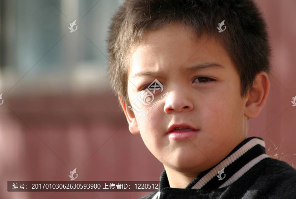 小男孩疑惑的