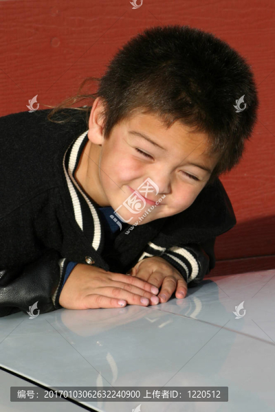 小男孩瞇著眼睛