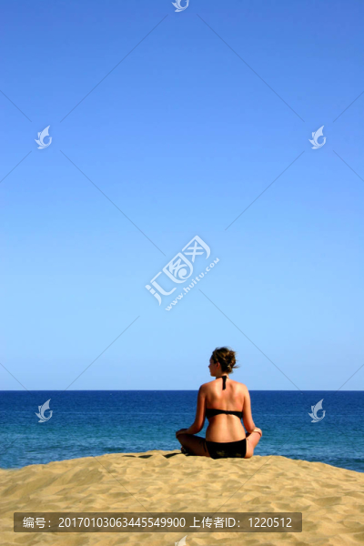 看海洋的女孩