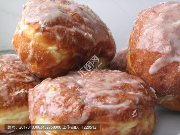 新鮮的冰鎮(zhèn)的甜甜圈