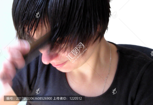 梳理的女孩