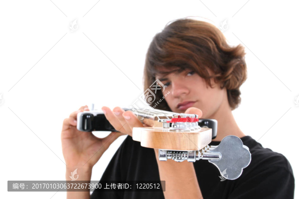 少年男低音吉他