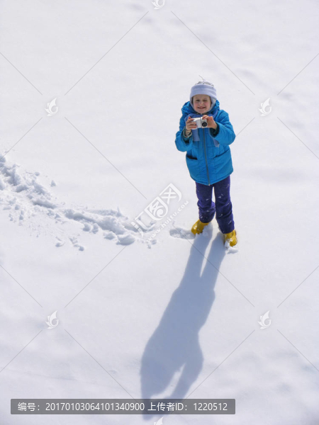 女孩在snowfeeld