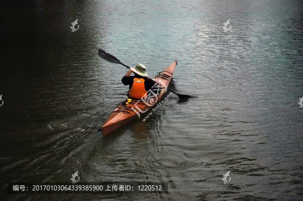 男人canoing