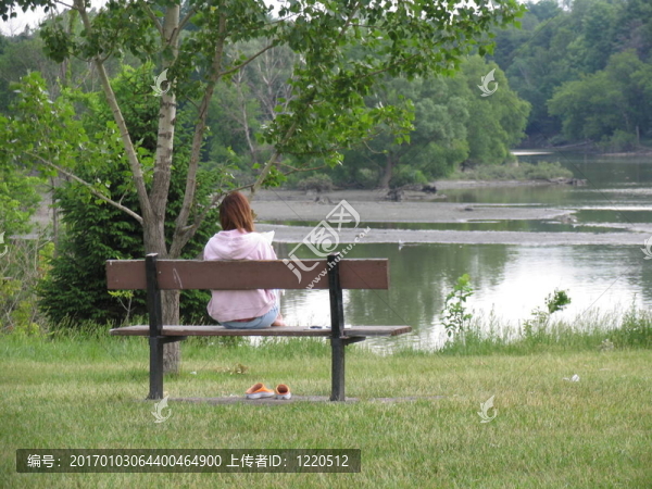 公園里的女人