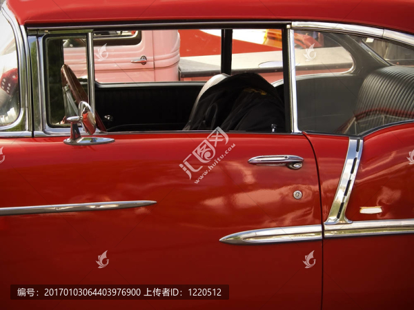 經(jīng)典的紅色汽車